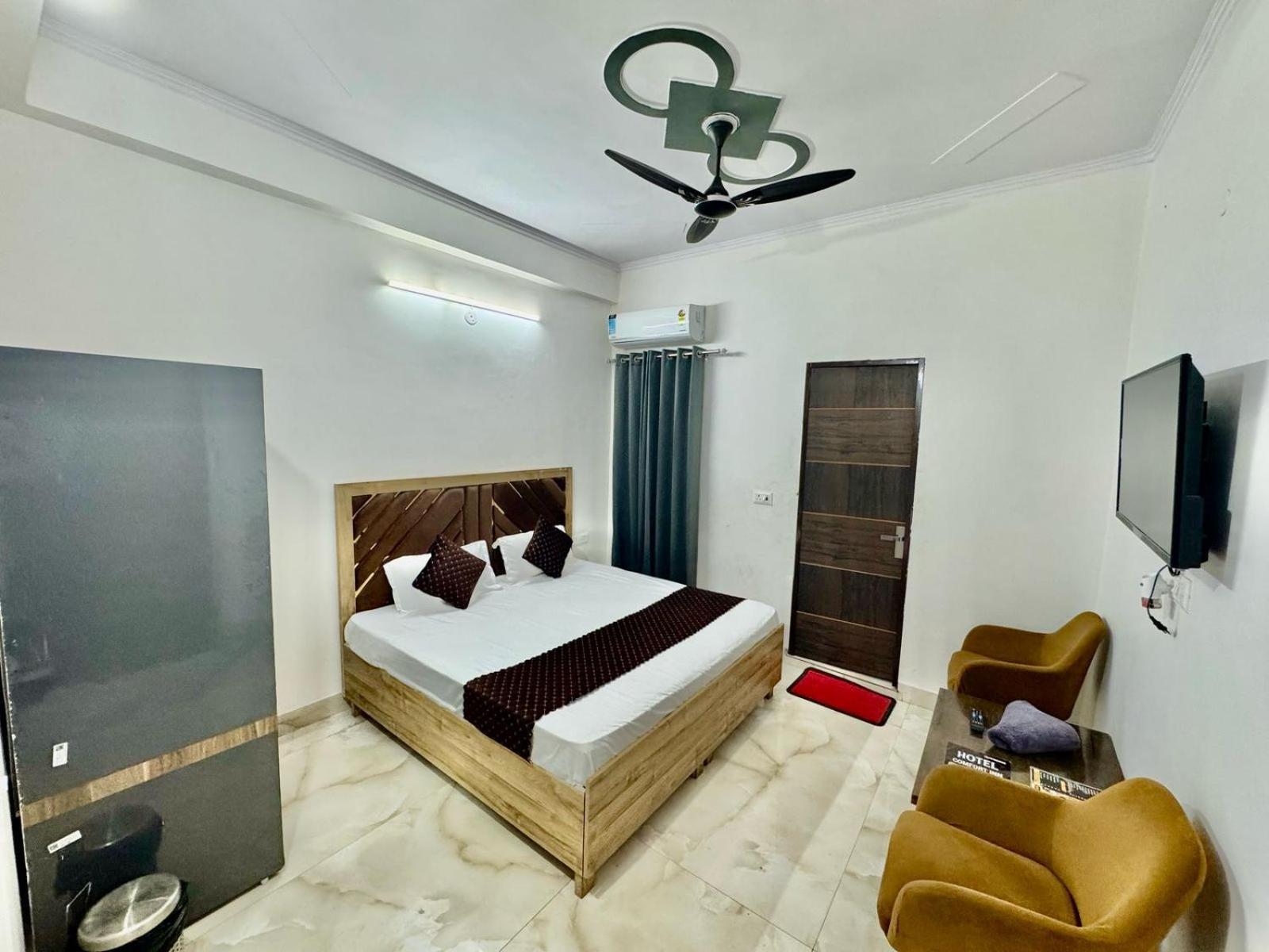 Comfort Inn, Mundka, New - Near Nangloi Metro Station